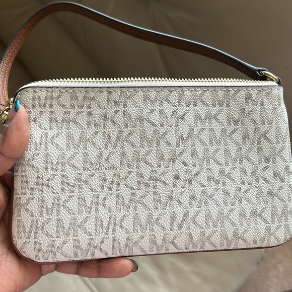 MICHAEL KORS wristlet or clutch - Picture 8 of 14